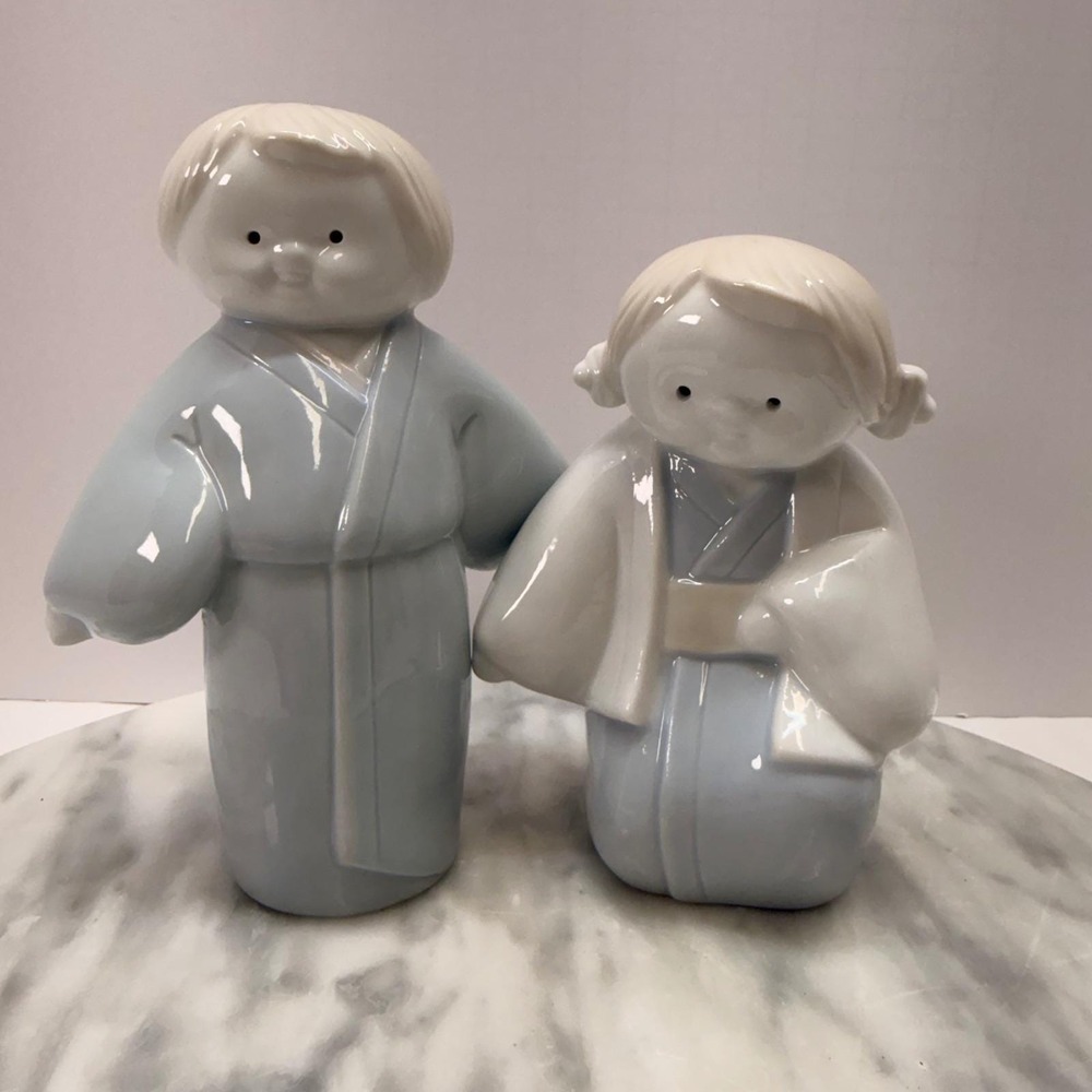 VTG Japanese Porcelain Pair Children Kimono/Yukata Style blanc de‎ chine